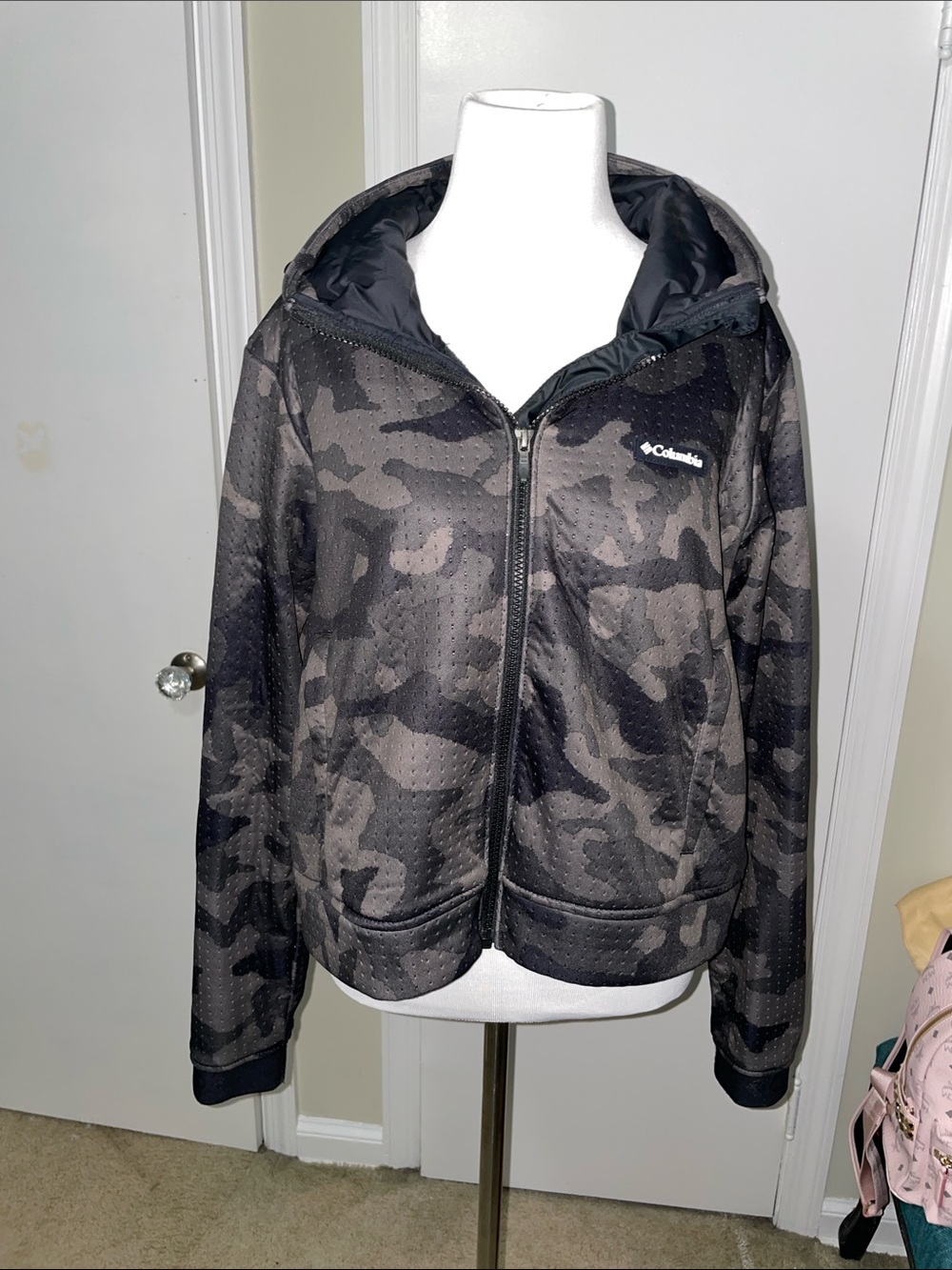 Columbia Black and olive Camo Hooded Zip Jacket. Crop